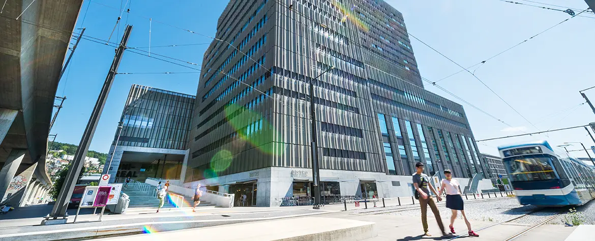 Aussenansicht Toni-Areal der HSB Zürich.